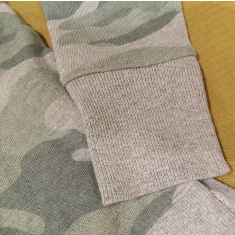 Bundle of 2 Camo Long Sleeve Light Sweaters - Picture 5 of 8